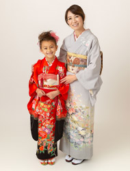 mom and dauther in kimono